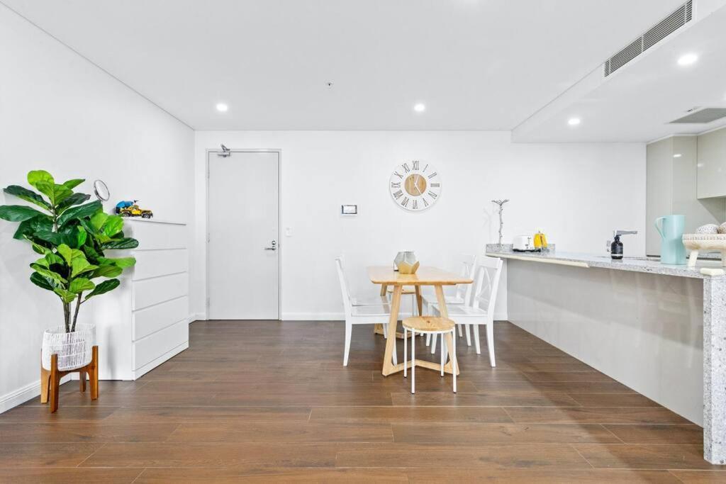 Four Bedroom Apartment With Facilities In Olympic Park Sydney Exterior photo